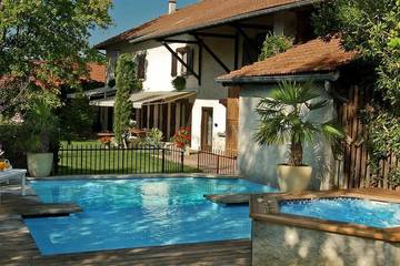Gîte pour 15 personnes, avec piscine ainsi que jacuzzi et jardin à Saint-Hilaire-de-la-Côte