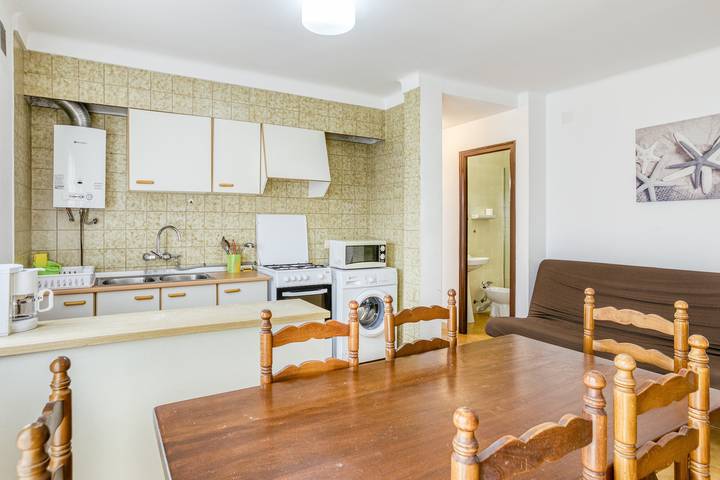 Apartamento entero, Apartamento en el Paseo Marítimo '3-2' cerca de la playa con balcón y Wi-Fi in Platja del Port (Llanca), Llansá
