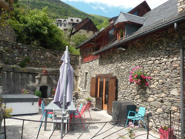 Gîte pour 8 personnes, avec terrasse et jardin ainsi que jacuzzi et sauna