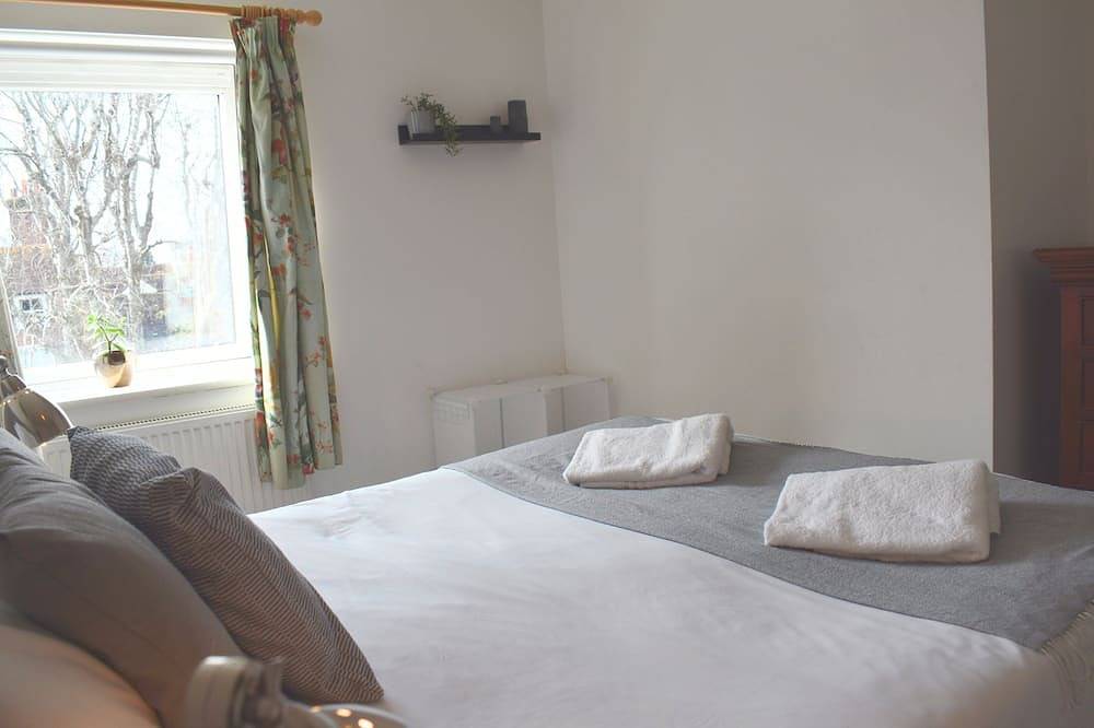 Entire apartment, Peaceful City Centre Top Floor Apartment - Located in the Heart of Chichester, Sleeping 2 People. in Chichester, West Sussex