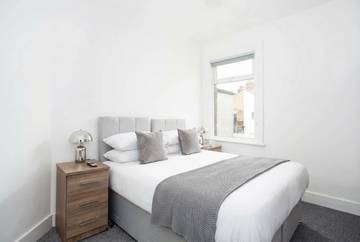 Holiday Rental for 5 People in Southend-on-Sea, East of England, Photo 2