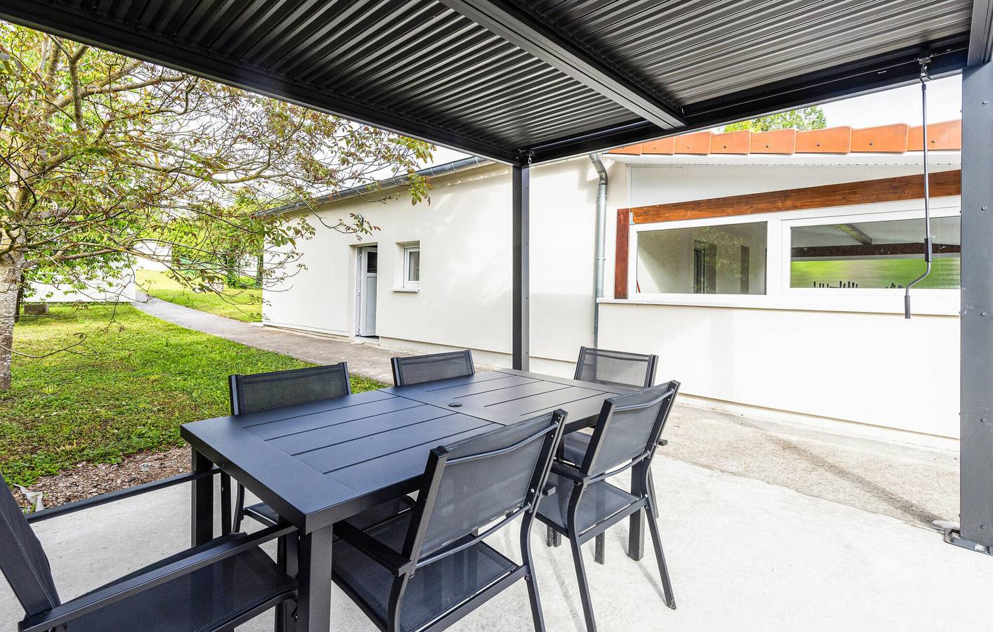 Charmant appartement de deux chambres avec jardin, Wi-Fi et parking près de la rivière. in Bouzonville, Boulay-Moselle