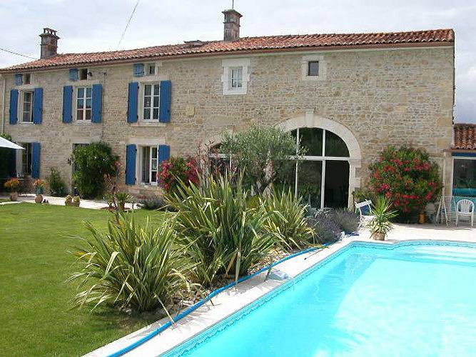 Chambre d’hôte pour 2 personnes, avec Terrasse ainsi que Jardin et Piscine en Charente