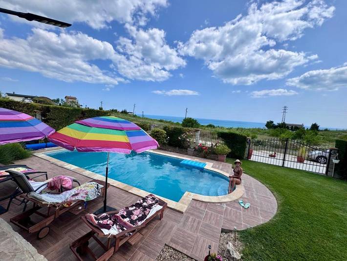 Ferienhaus für 8 Personen, mit Ausblick und Garten sowie Terrasse und Pool in Bulgarien