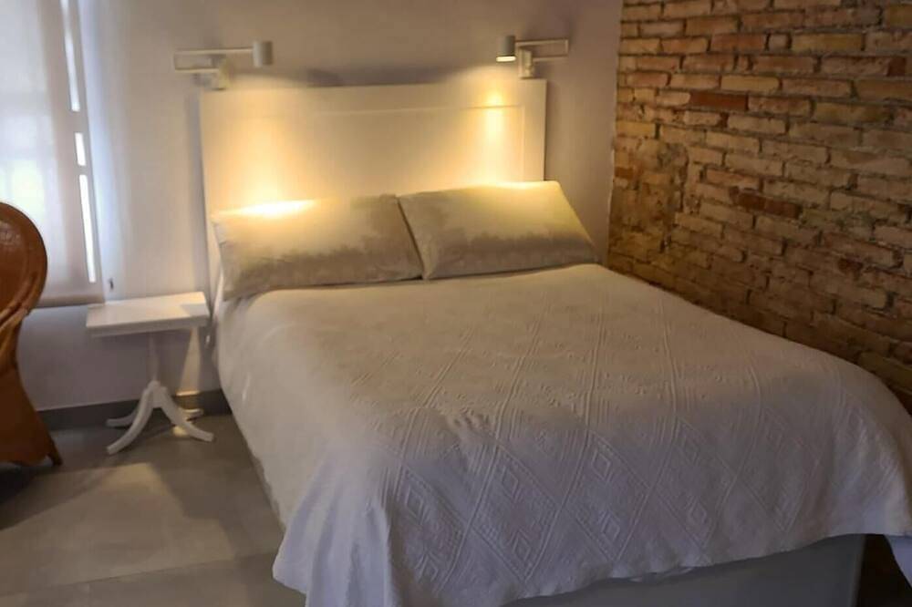 Entire apartment, Small and comfortable independent house. Spacious private garden.3 km Valls in Valls, Alt Camp