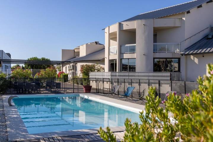 Hôtel pour 4 personnes, avec Balcon et Jacuzzi ainsi que Terrasse et Bassin pour enfant à Saleilles