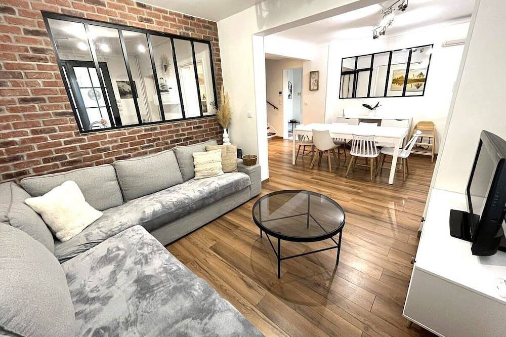 *La Maison Mirabelle*Near Paris & Orly Airport in Chilly-Mazarin, Essonne