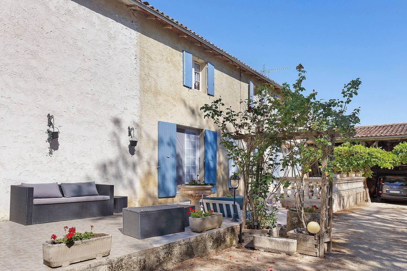 Chambre d’hôtes « La Glycine » avec terrasse et jardin partagés, Wi-Fi in Antezant-la-Chapelle, Région de Saint-Jean-d'Angély