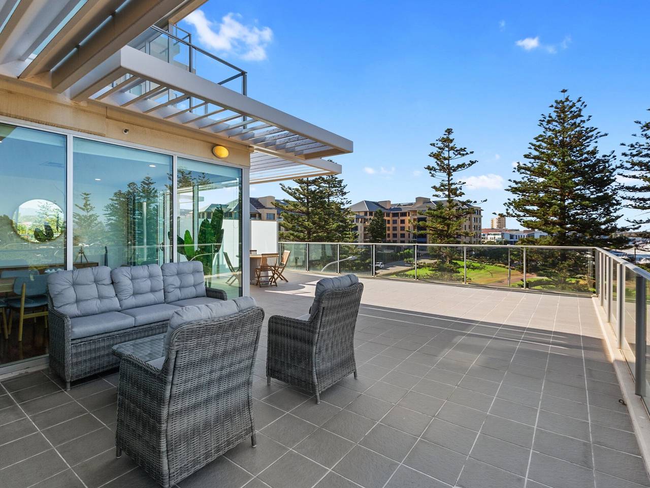 Entire apartment, Stylish 2-Bed with Terrace, 3-min Walk to Beach in Adelaide, South Australia