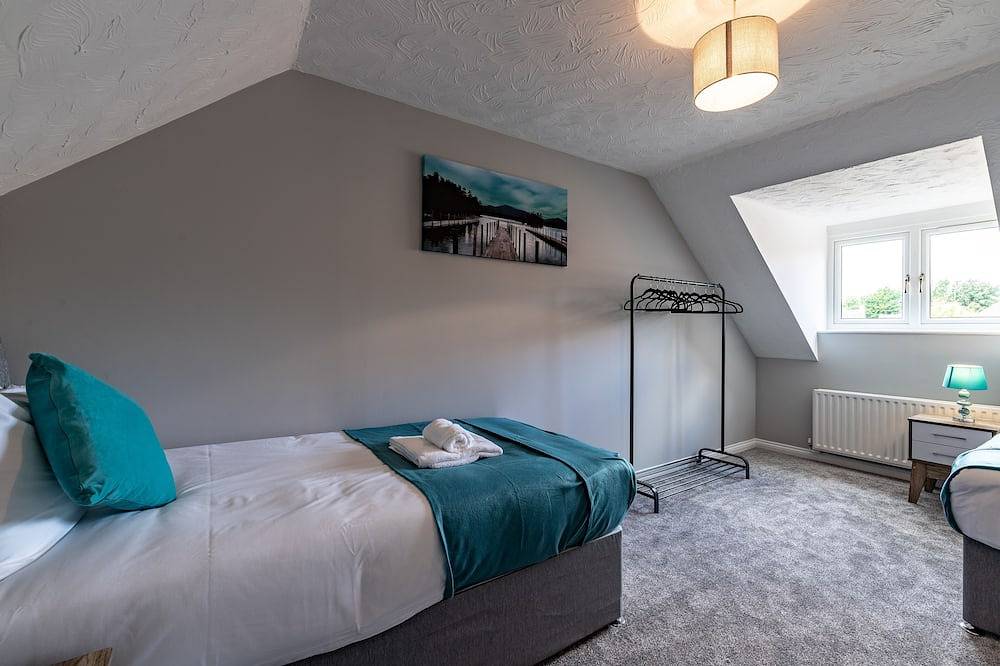 Peterborough Contractors,6Beds,2Baths,Free Parking6 in Orton Waterville, Peterborough