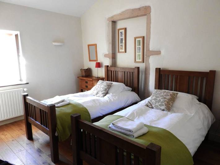 Location de vacances pour 10 personnes, avec jardin ainsi que piscine et vue à Vergisson - 2