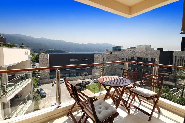 Ferieleilighet for 4 personer, med jacuzzi og balkong i Budva
