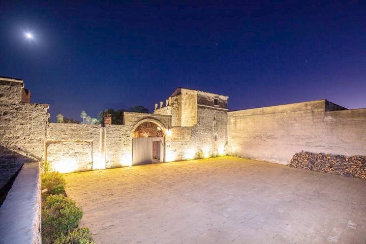 Chambre d’hôte pour 3 personnes, avec Balcon et Terrasse ainsi que Jardin et Piscine