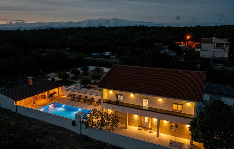 Geräumige Ferienwohnung mit 2 Schlafzimmern, Pool, WLAN und Parkplatz in Grad Benkovac, Zadar