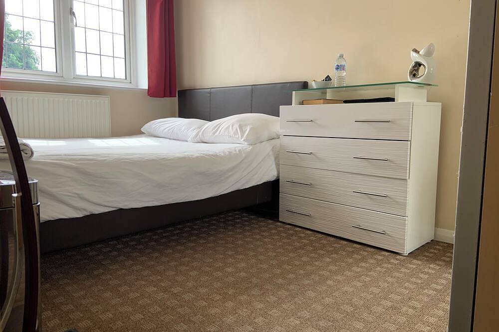 Bianca's House Hotel Heathrow Airport in Slough, Berkshire