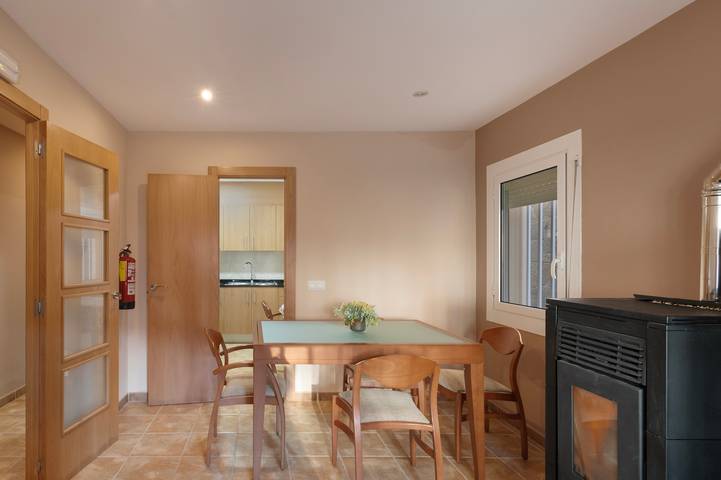 Hel lejlighed, Apartment 'Menvil' with Mountain Views, Private Terrace and Wi-Fi in Cercs, Katalonske Pyrenæerne