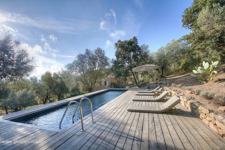 Gîte pour 7 personnes, avec Terrasse et Jardin ainsi que Piscine et Vue