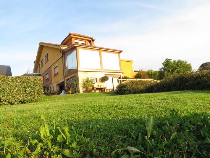 Casa de huéspuedes para 2 personas, con Terraza además de Jardín y Vistas en Mogro