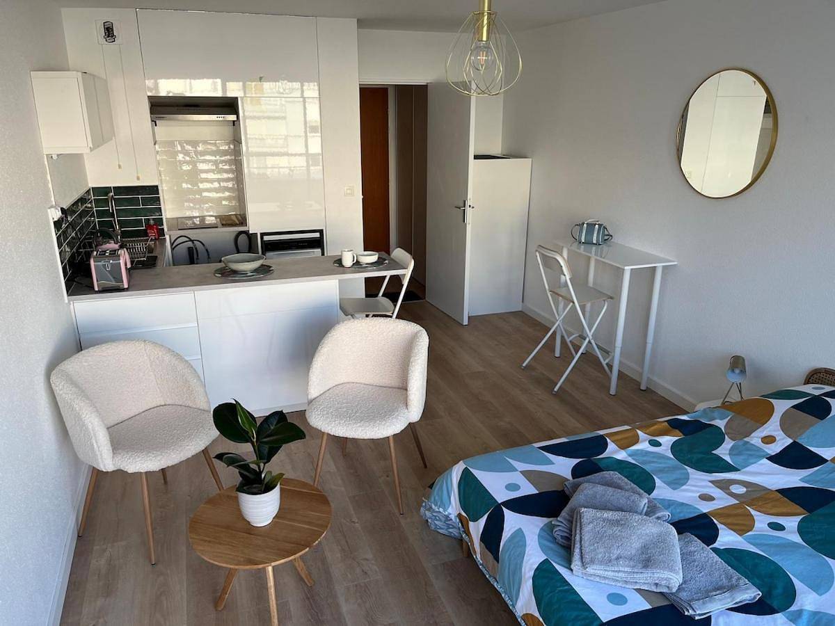 Appartement entier, Joli studio cozy, balcon, Cité des Congrès, Gare Sud in Nantes, Région de Nantes