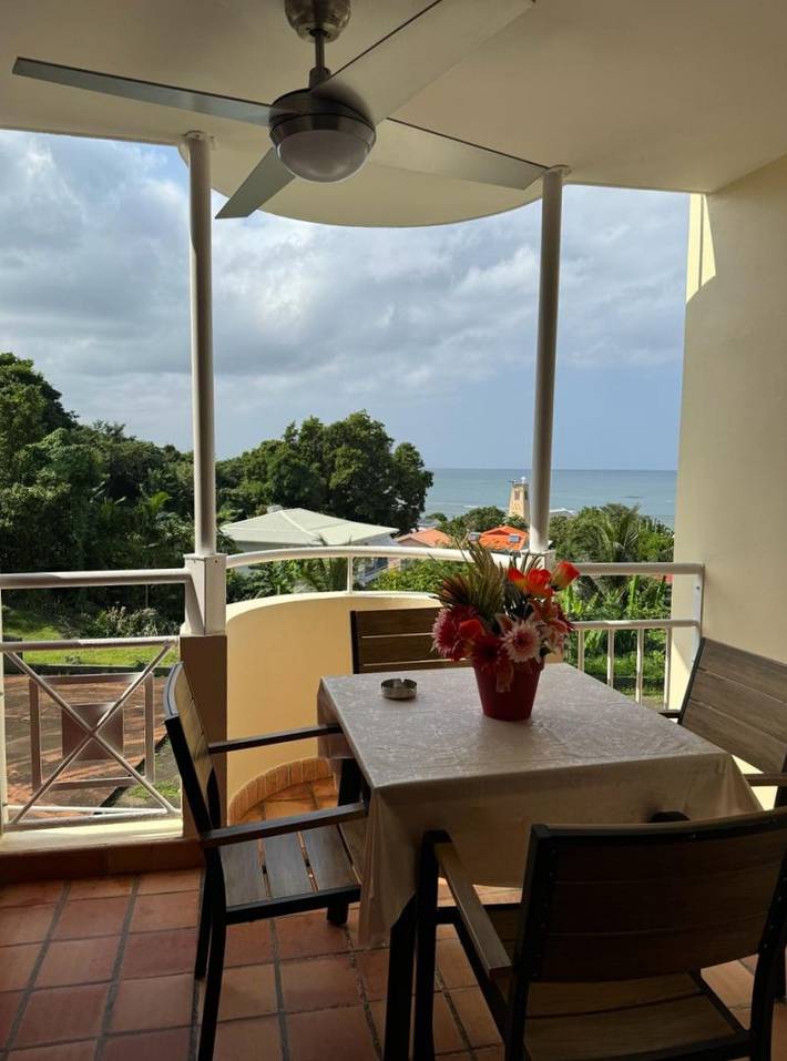 Gîte pour 4 personnes, avec terrasse ainsi que piscine et jardin à Tartane - 2