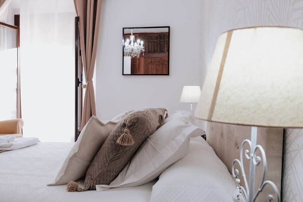 El Puente Grande Country House · Pool and Garden in Navahermosa, Toledo Provinz