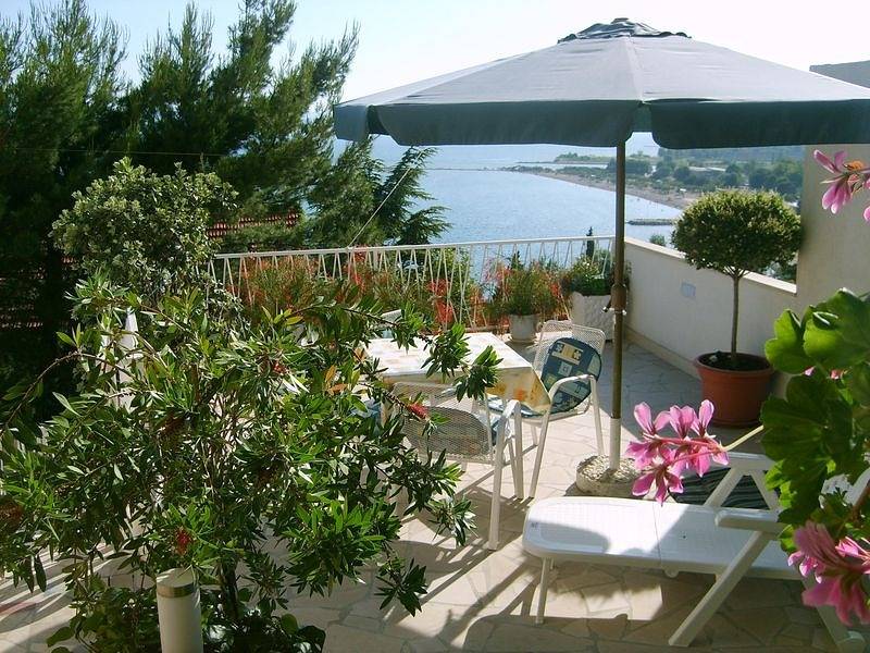 Cijeli apartman, Ferienwohnung in Omiš mit Meerblick, Balkon, Klimaanlage, W-Lan (161-4) in Omiš (Dalmacija), Omis