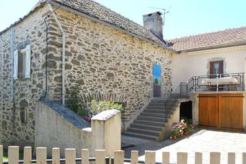 Gîte pour 5 personnes, avec jardin et balcon, animaux acceptés à Lescure-Jaoul
