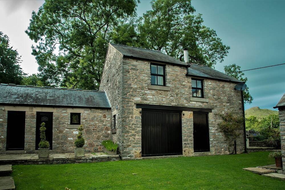 5* Detached Stone Cottage with a Private Indoor Pool (Not Shared) in Thorpe (Derbyshire), Derbyshire