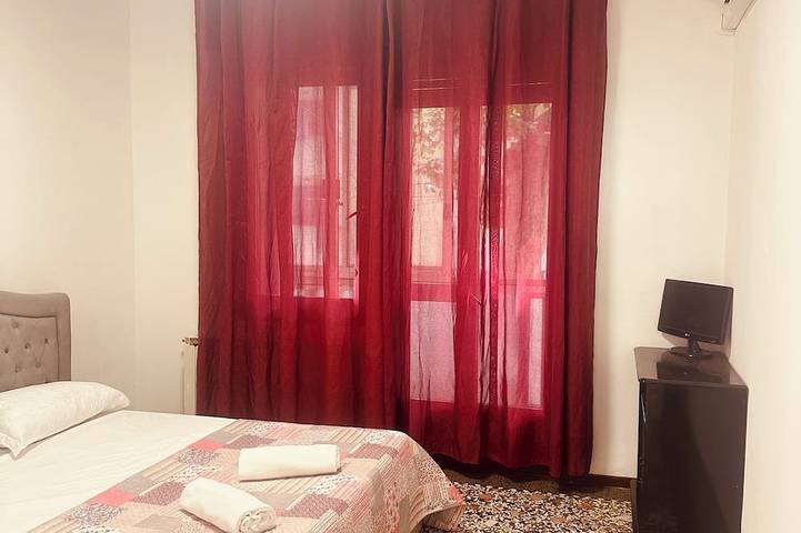 Entire apartment, Double room with balcony 2 people’s in Mestre, Venice