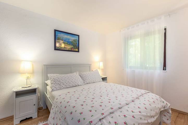 Insel Krk/ Kroatien: Haus mit großem privatem Garten, Ruhe, Pool, Strand 1 km in Omisalj, Krk