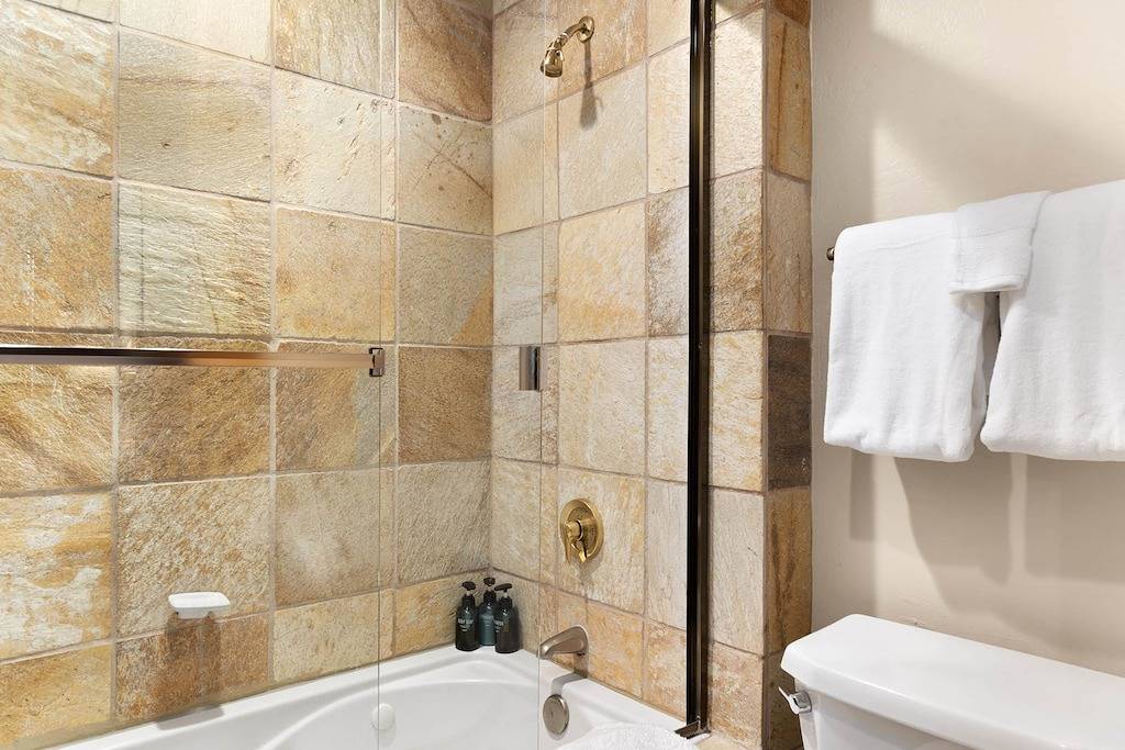 Ganze Wohnung, The Village Basecamp: Ski, Soak, Sip | 2bd/2bth in Mountain Village, Telluride Ski Resort