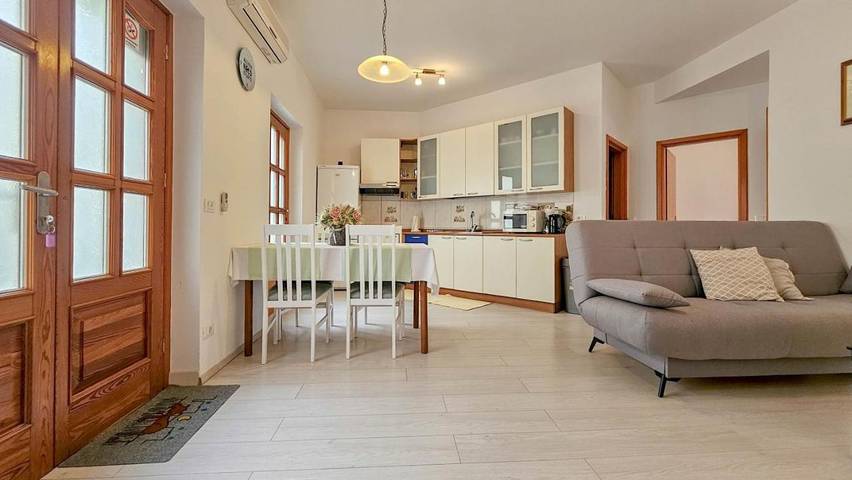 Ferienwohnung für 5 Personen, mit Terrasse und Garten in Novigrad