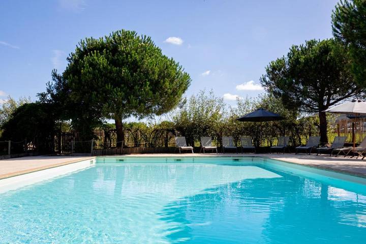 Appart’hôtel pour 4 personnes, avec Jacuzzi et Terrasse ainsi que Jardin et Piscine