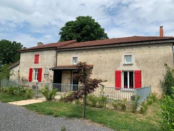 Chambre d’hôte pour 2 personnes, avec vue ainsi que terrasse et jardin, animaux acceptés à Bussière-Poitevine