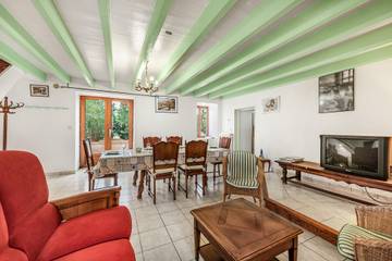 Vacation Rental for 10 Guests in Saint-Georges-de-Baroille, Roanne region, Picture 2