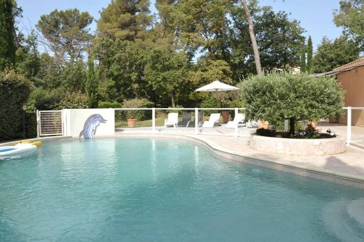 Location de vacances pour 12 personnes, avec piscine et vue ainsi que jardin et sauna à Gréasque - 4