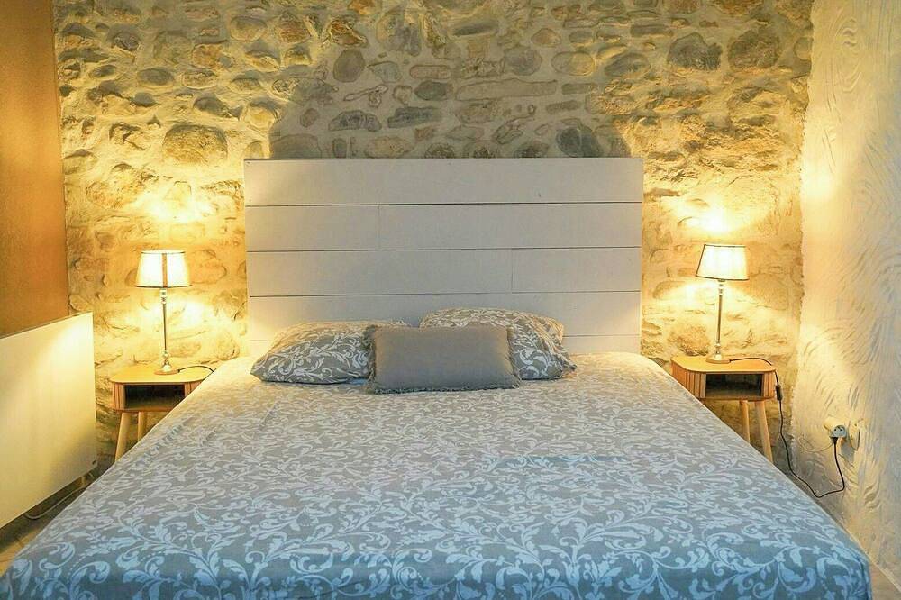 Dorfhaus am Flussufer in Bize-Minervois, Mittelmeerküste (Frankreich)