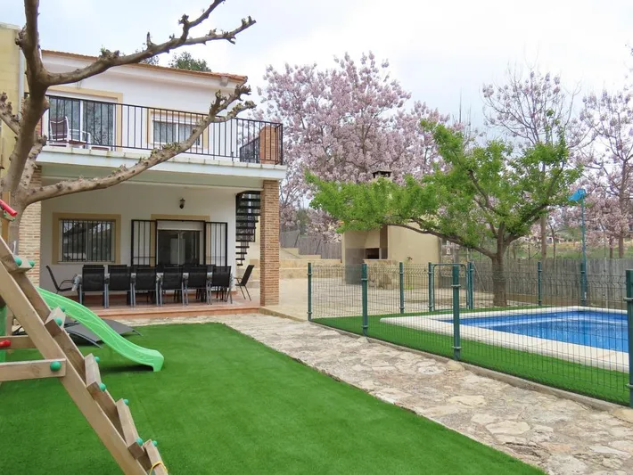 Casa de vacaciones para 14 personas, con terraza además de piscina y vistas - 1