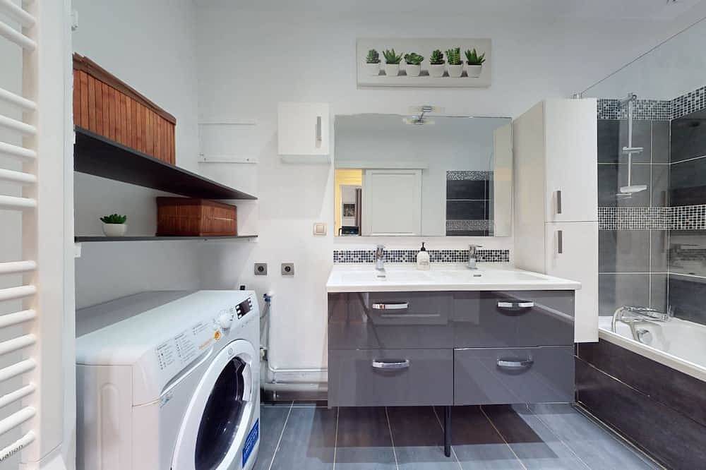 Entire apartment, Charmant Appartement au Coeur des Gratte Ciel Avec Jacuzzi in Villeurbanne, Lyon region