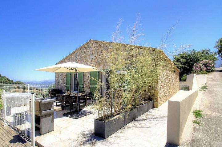 Location de vacances pour 4 personnes, avec terrasse ainsi que jacuzzi et piscine à Cateri - 3