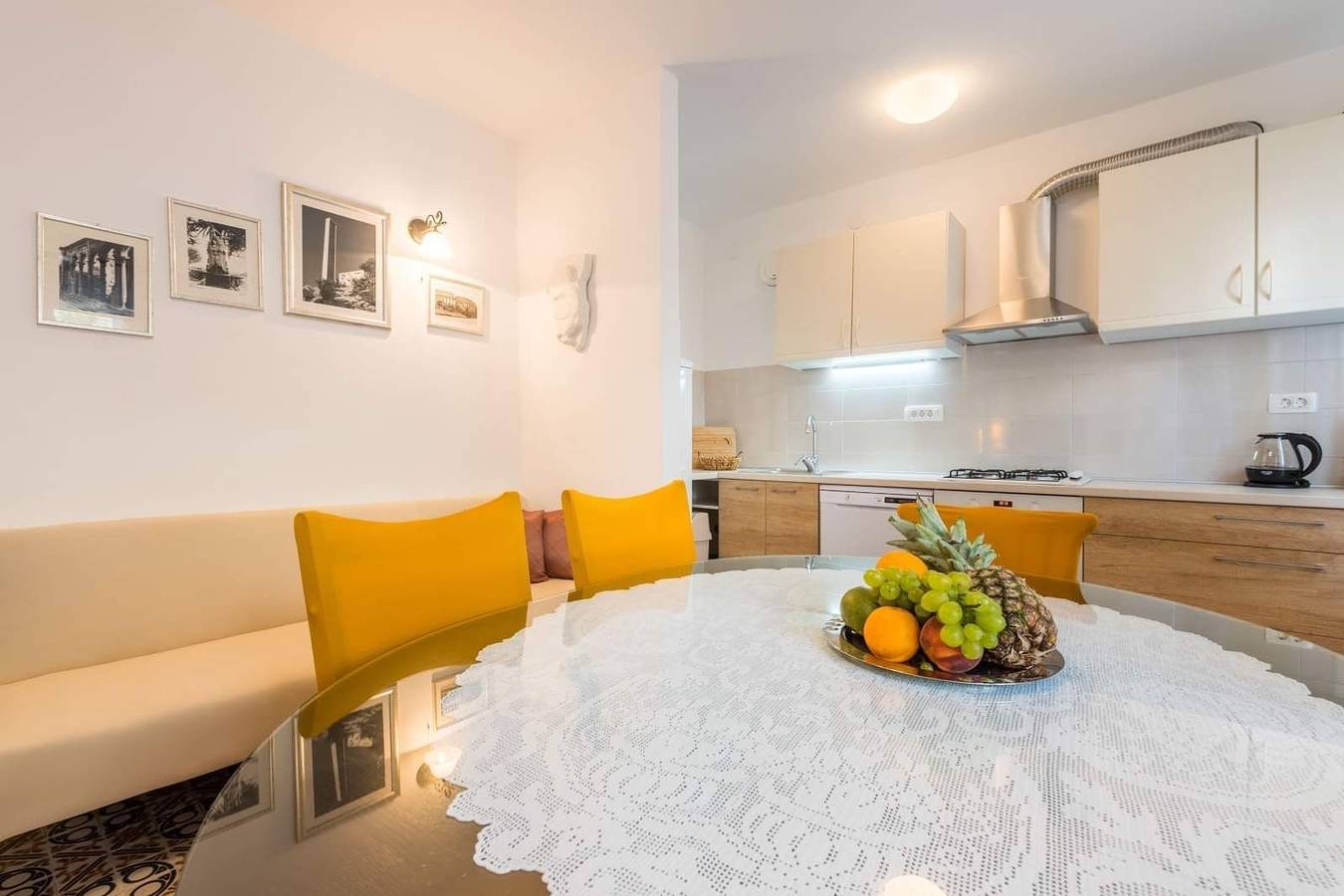 Ganze Wohnung, 2-Zimmer-Ferienwohnung mit Balkon und Meerblick Poljica, Trogir -a in Poljica, Split-Dalmatien