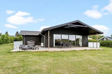 Ferienhaus für 6 Personen, mit Whirlpool und Terrasse in Pøt Strandby