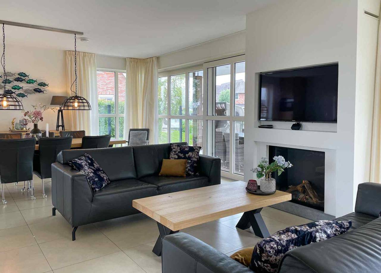 Luxuriöses Ferienhaus für 8 Personen mit finnischer Sauna und Außen Spa am Tjeukemeer in F in Delfstrahuizen, Friesland