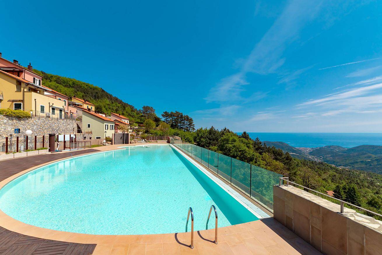 Entire apartment, Albatros - swimming pool with sea view and terrace in Magliolo, Ligurian Alps