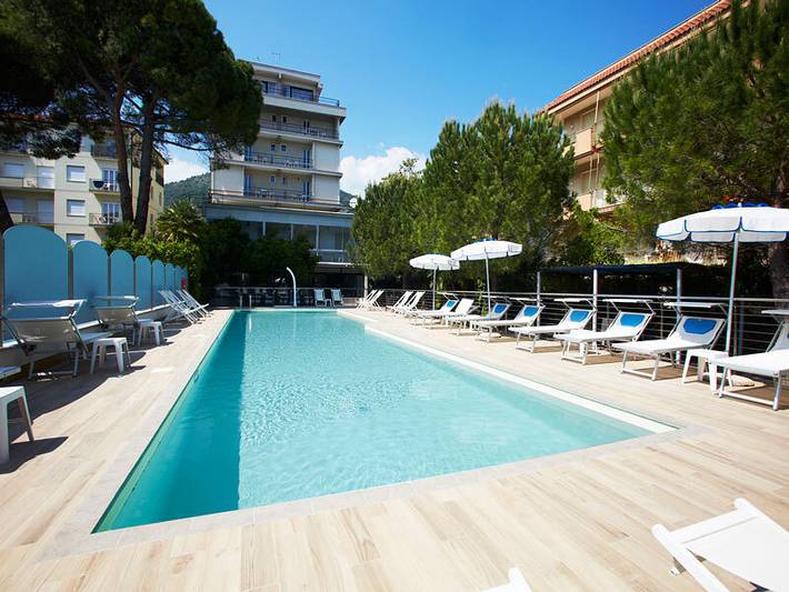 Ferienwohnung für 5 Personen, mit Balkon und Whirlpool sowie Terrasse und Garten in Pietra Ligure