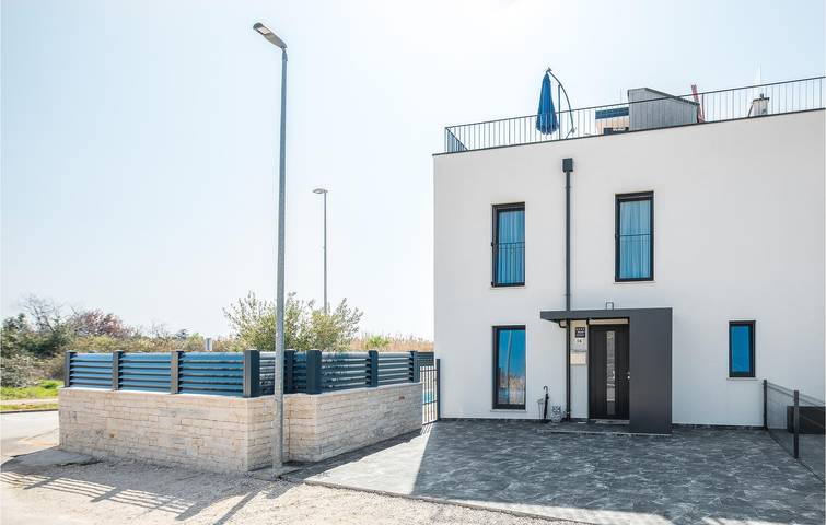 Ferienhaus für 8 Personen, mit Terrasse und Pool in Novigrad