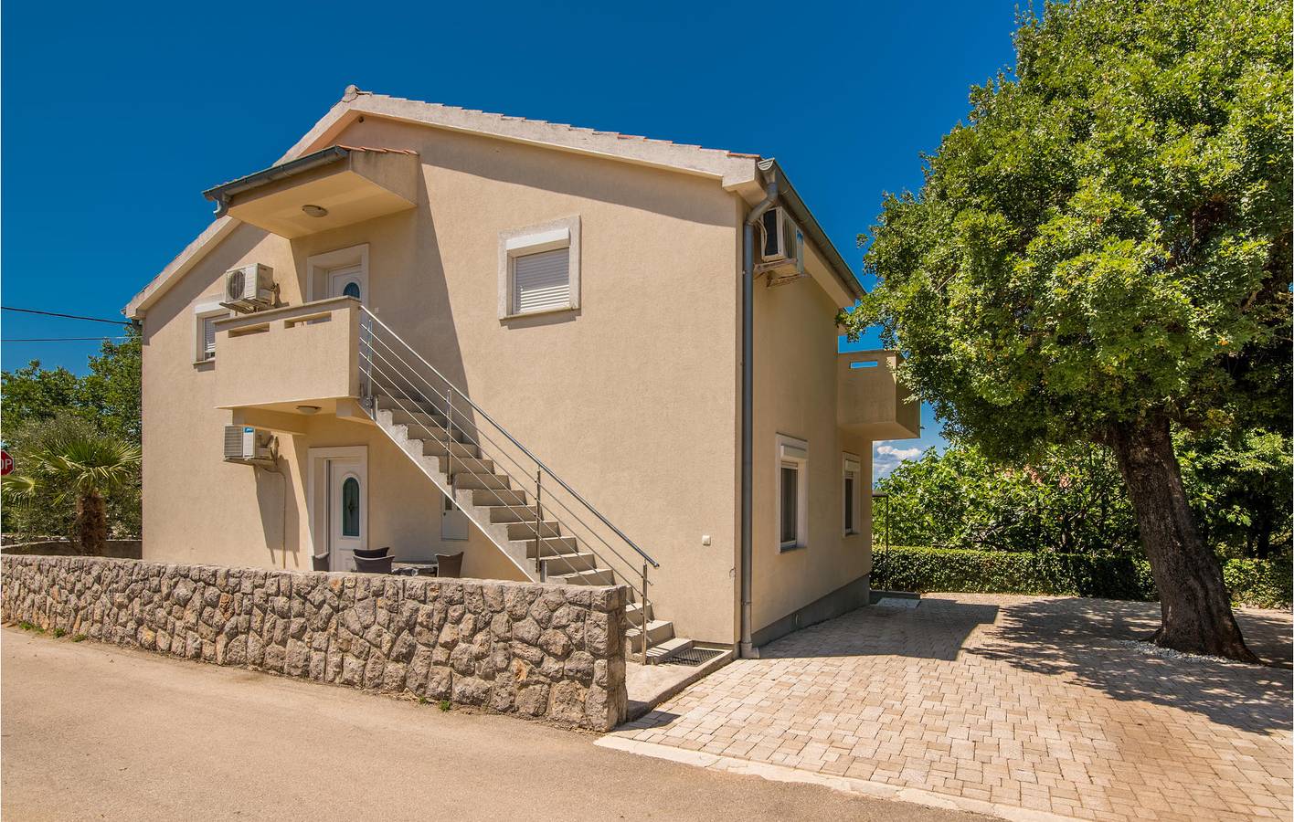 Ganze Ferienwohnung, Gemütlich, 2 km vom Strand entfernt: WLAN, Klimaanlage, Terrasse und Parkplatz inklusive! in Malinska-Dubašnica, Krk