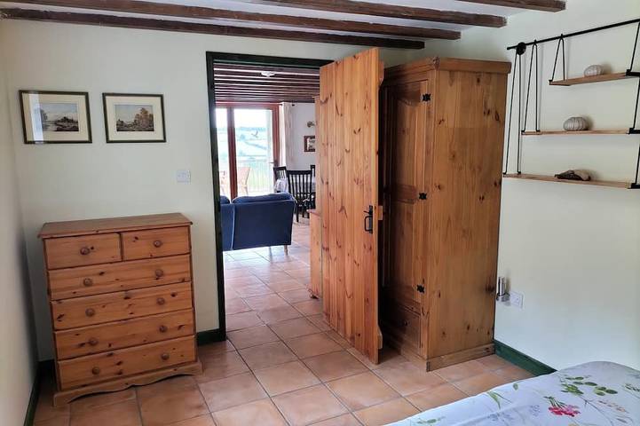 A charming ground-floor cottage with scenic valley views in Ceredigion