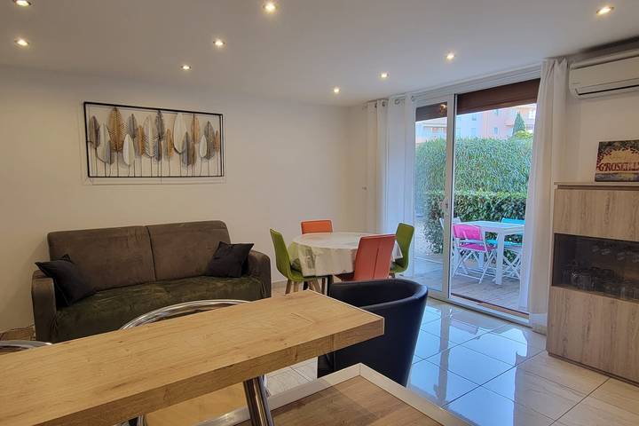 Gîte pour 4 personnes, avec terrasse dans Plage Republique Frejus - 3