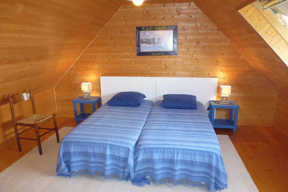 3*** wooden house, 2 steps from the sandy beach, Wifi, Bikes, Parking, Garden in Plozévet, Quimper region